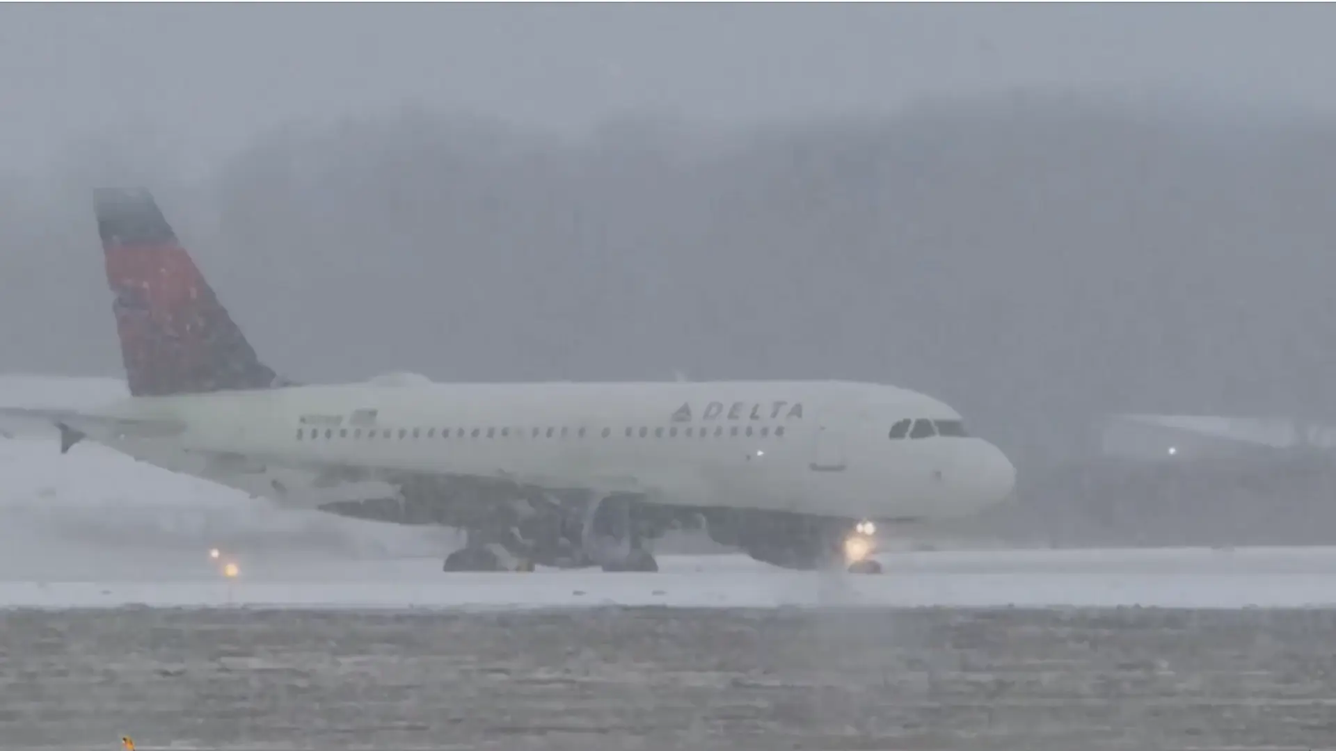 Mỹ: Hàng nghìn chuyến bay bị hủy do bão tuyết